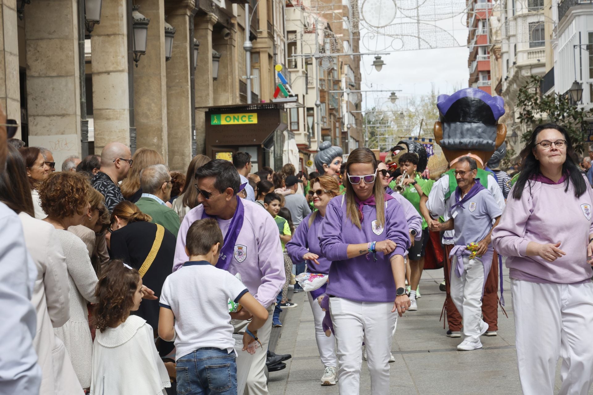 Así ha sido el desfile de los gigantes, cabezudos y peñas hasta la Plaza Mayor