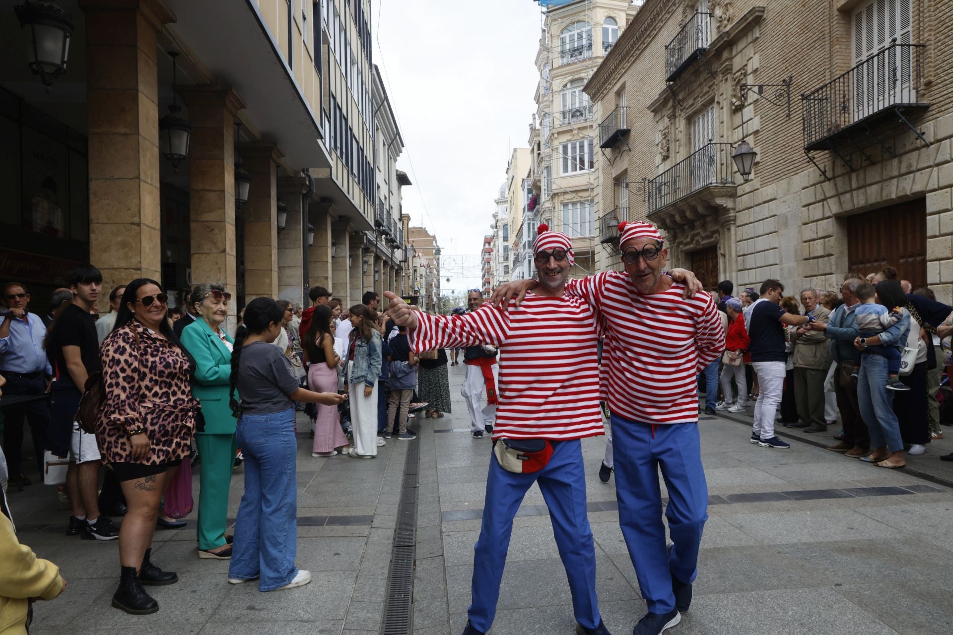 Así ha sido el desfile de los gigantes, cabezudos y peñas hasta la Plaza Mayor