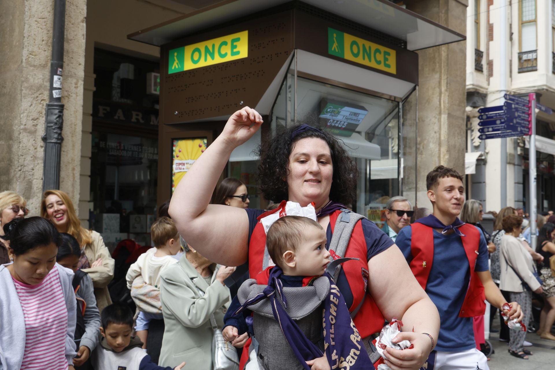 Así ha sido el desfile de los gigantes, cabezudos y peñas hasta la Plaza Mayor