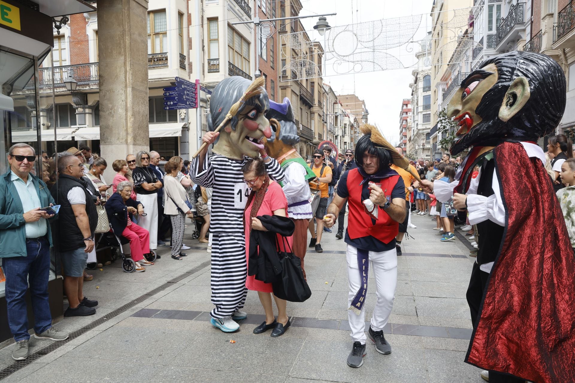 Así ha sido el desfile de los gigantes, cabezudos y peñas hasta la Plaza Mayor