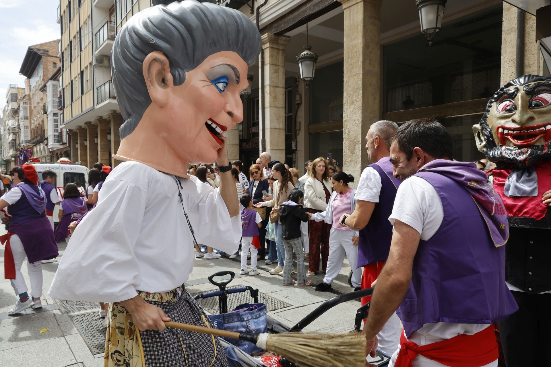 Así ha sido el desfile de los gigantes, cabezudos y peñas hasta la Plaza Mayor