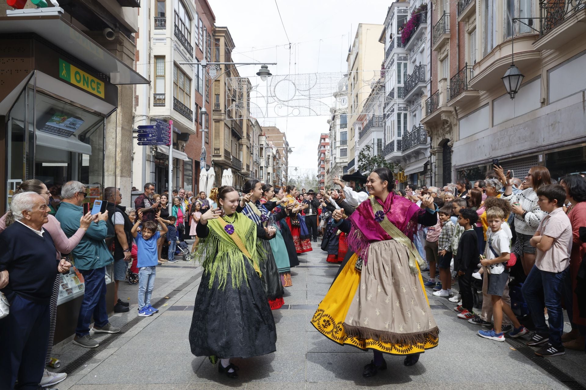 Así ha sido el desfile de los gigantes, cabezudos y peñas hasta la Plaza Mayor