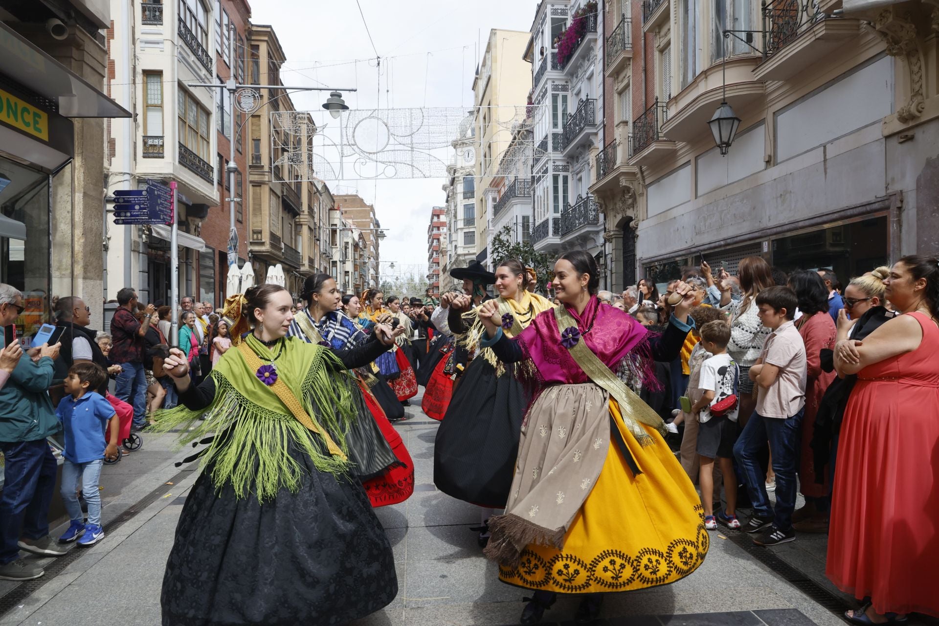 Así ha sido el desfile de los gigantes, cabezudos y peñas hasta la Plaza Mayor