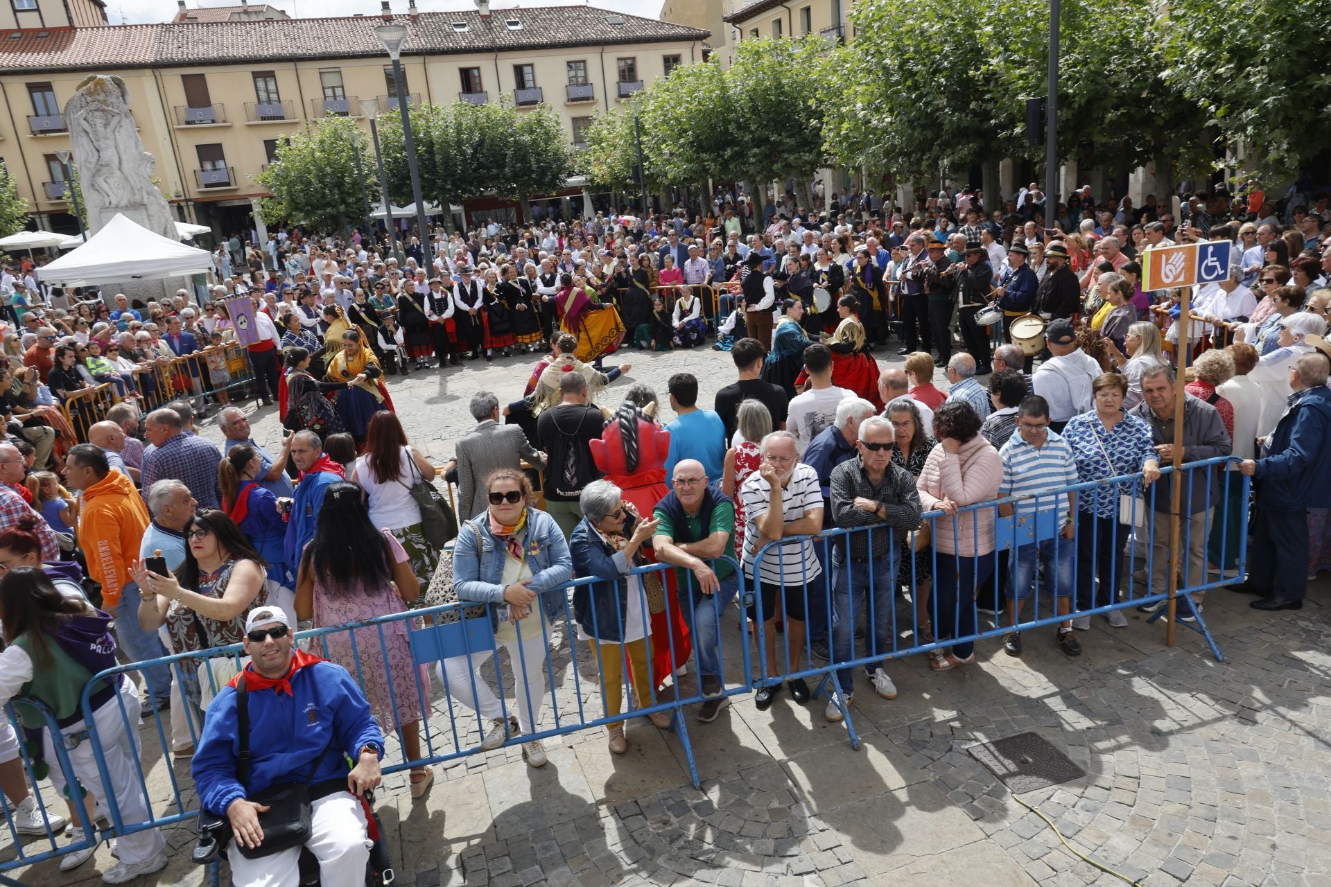 Así ha sido el desfile de los gigantes, cabezudos y peñas hasta la Plaza Mayor