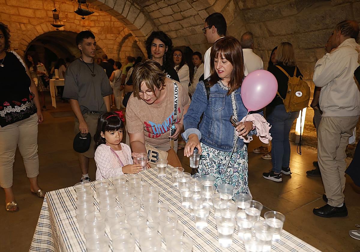 Cripta de San Antolín llena de vasos con agua bendita por el día del patrón.