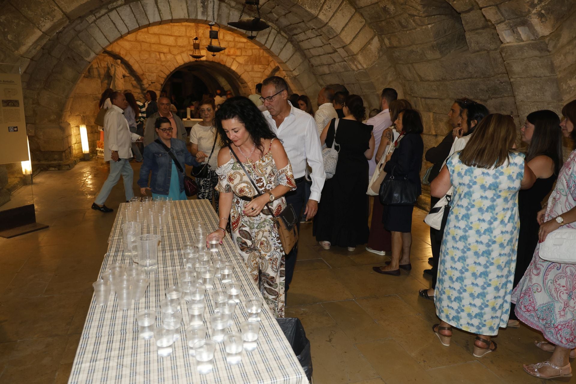 Largas colas para bajar a por el agua bendita a la cripta de San Antolín