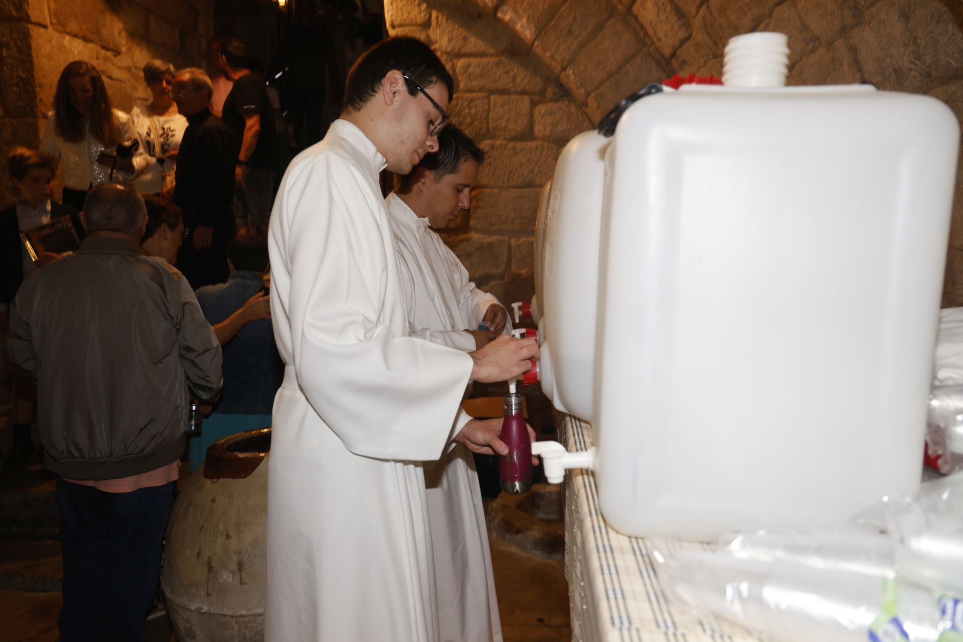 Largas colas para bajar a por el agua bendita a la cripta de San Antolín