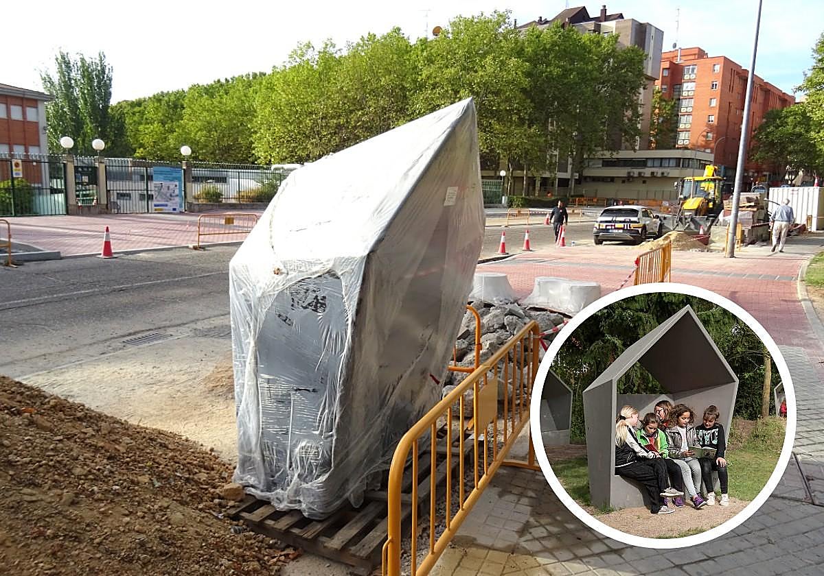 El banco 'Domus Shelter', aún precintado, listo para su colocación a las puertas del colegio Tierno Galván e imagen (en detalle) del mismo en el catálogo de la empresa distribuidora.