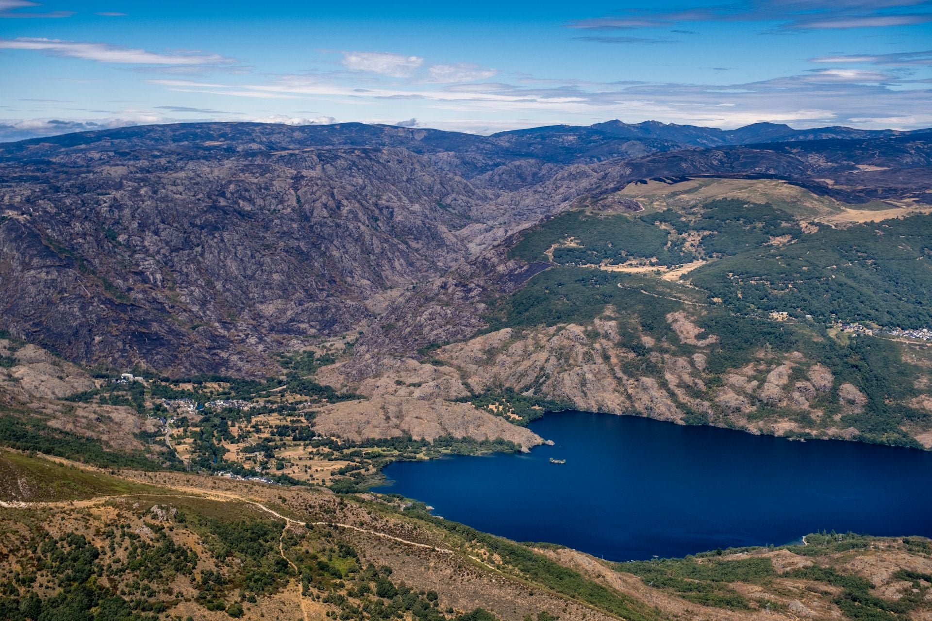 El Lago de Sanabria con Ribadelago viejo a la izquierda y San Martín de Castañeda a la derecha.