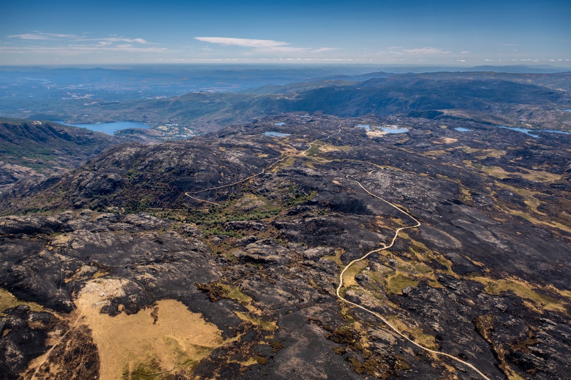 Sierra de Porto y Sierra Segundera, con sus características lagunas. Al fondo, a la izquierda de la foto, Ribadelago y el Lago de Sanabria.