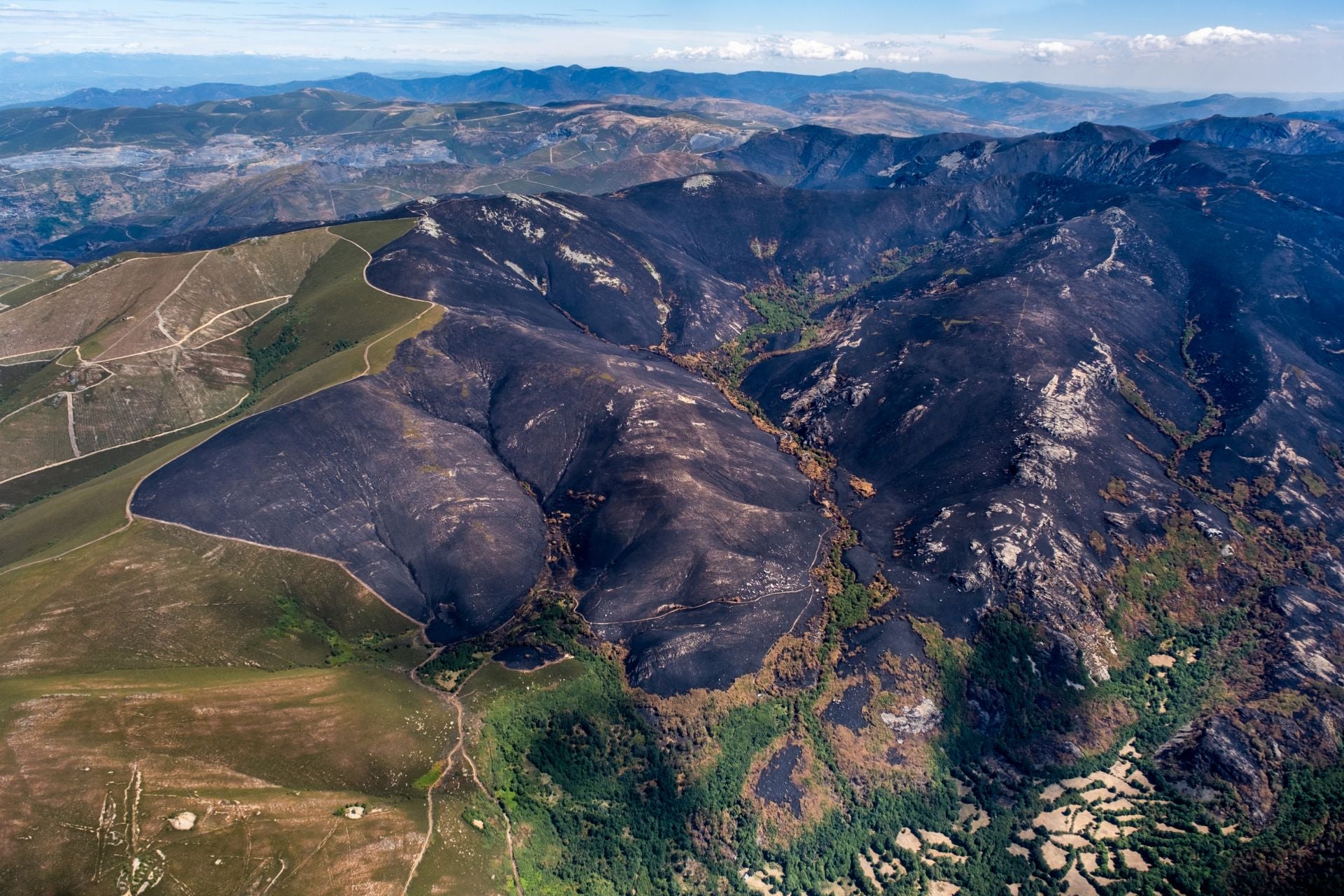 Peña Trevinca, fotografiada desde Ourense. Esta cima de 2.127 metros sobre el nivel del mar es la más alta de Zamora y de Ourense y es la frontera entre ambas provincias.