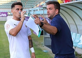 El técnico del Palencia CF, Marchena, da instrucciones durante un partido de Copa a principios de agosto.