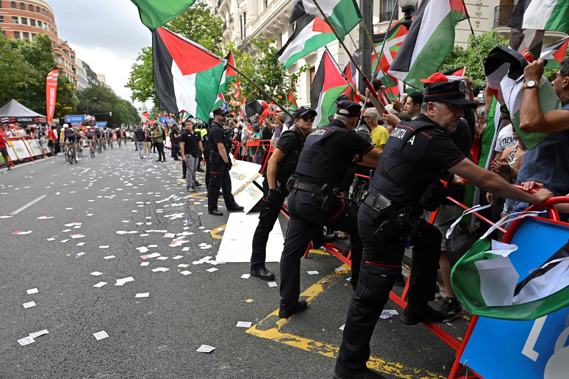 Las imágenes de las protestas propalestinas que han obligado a adelantar el final de una etapa en La Vuelta