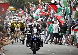 La iniciativa Gernika Palestina invade un tramo de la Gran Vía al paso de la Vuelta ciclista por Bilbao