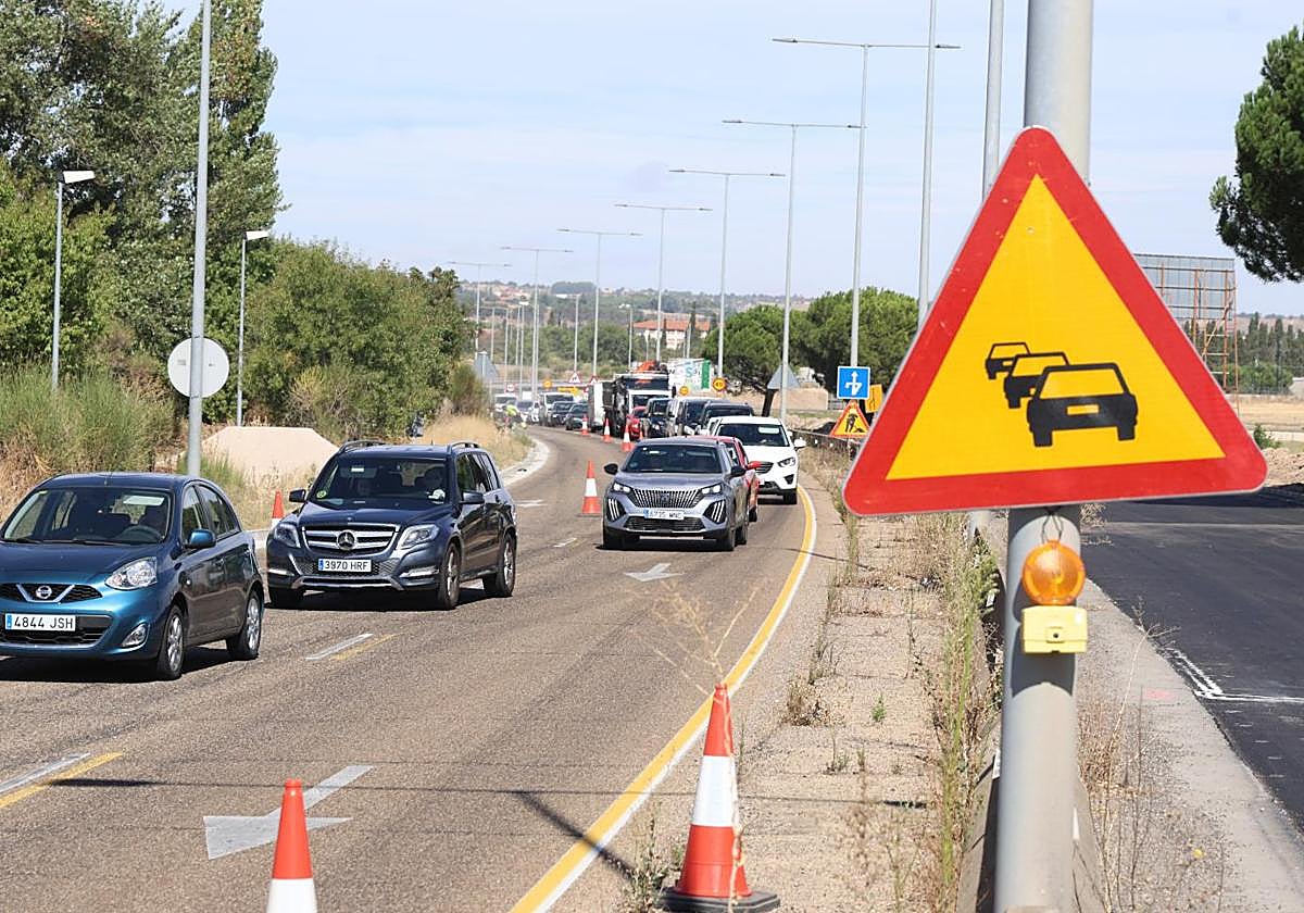 Congestión en el tráfico en la VA-20, a la altura de la glorieta de la carretera de Renedo.