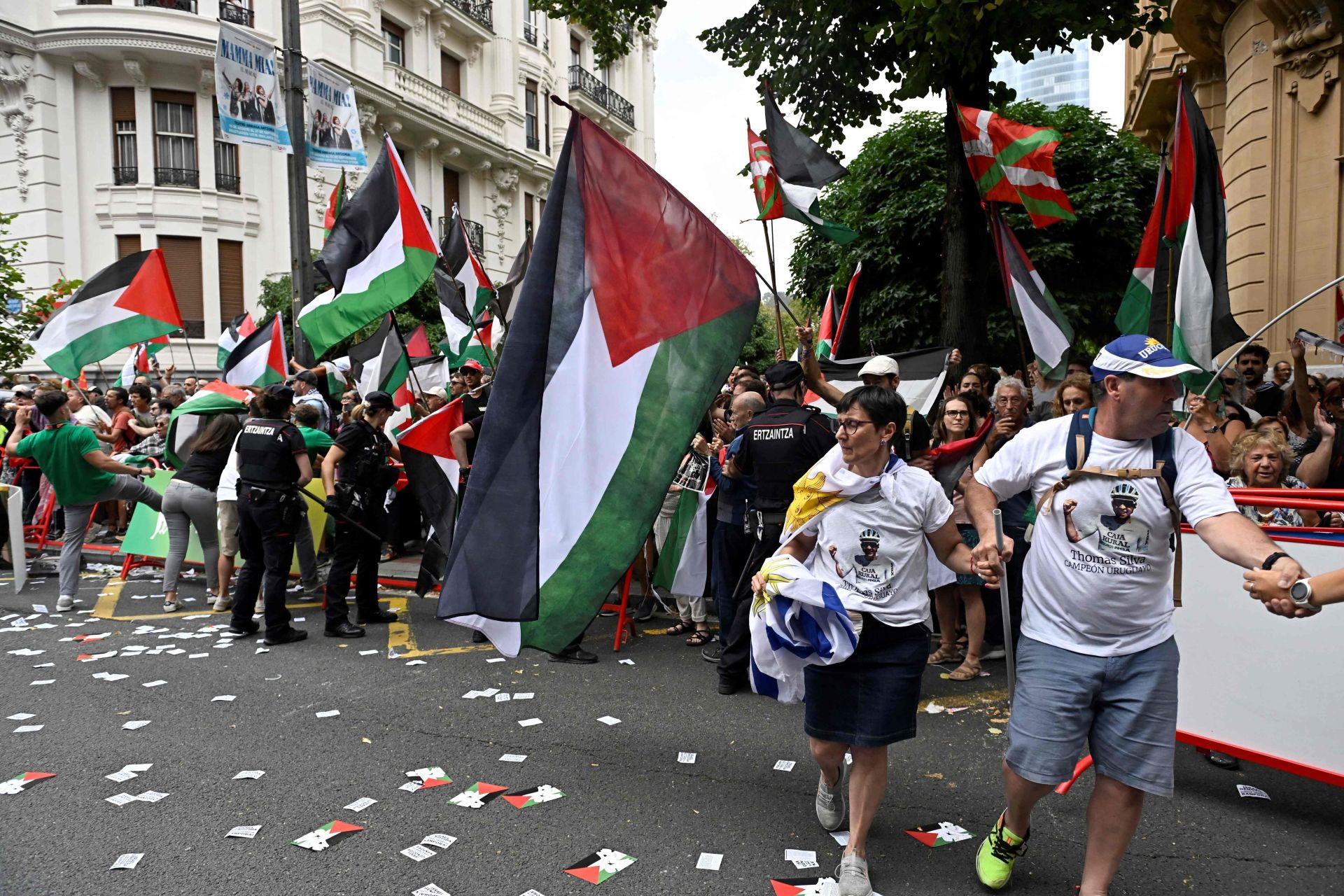 Las imágenes de las protestas propalestinas que han obligado a adelantar el final de una etapa en La Vuelta