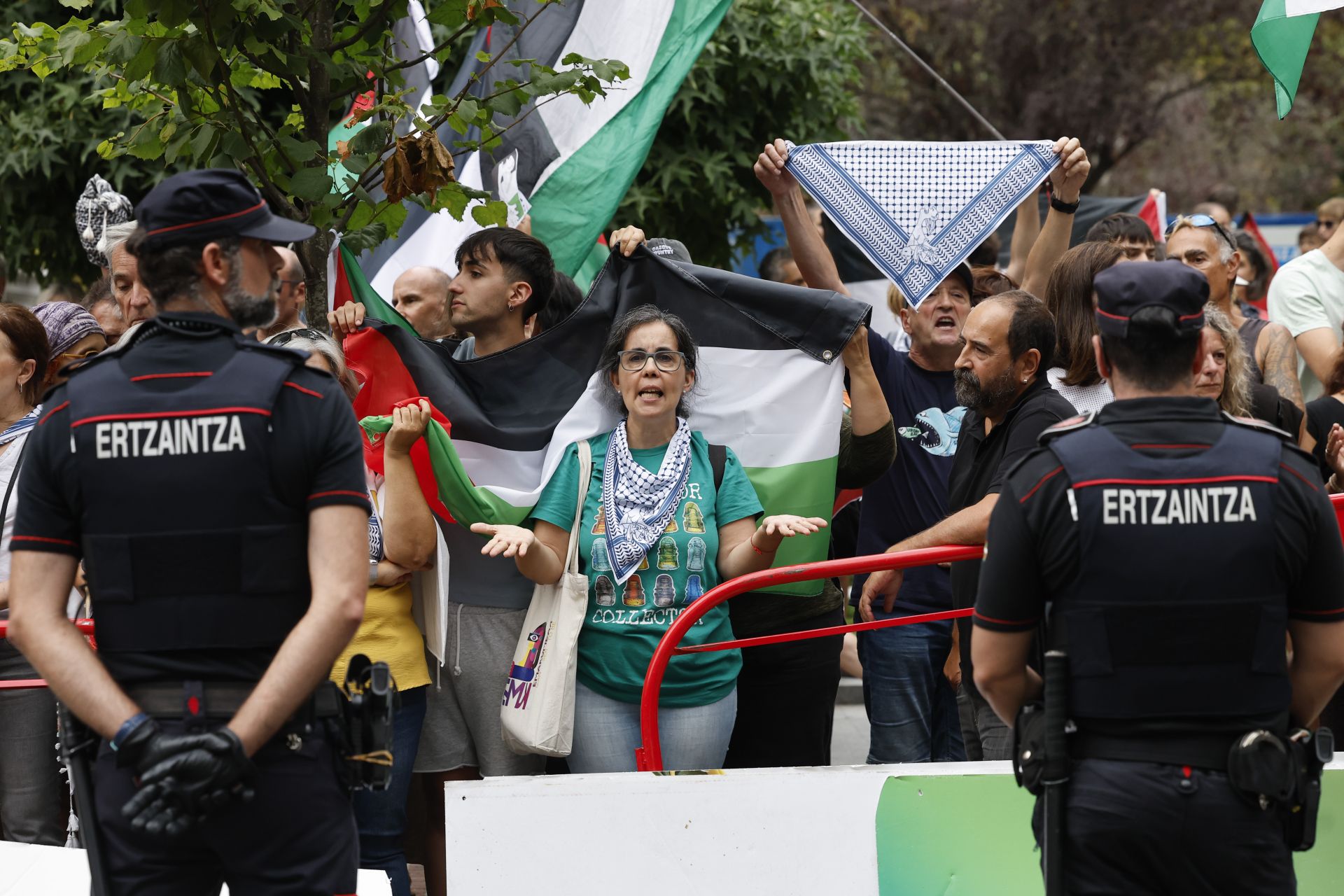 Las imágenes de las protestas propalestinas que han obligado a adelantar el final de una etapa en La Vuelta
