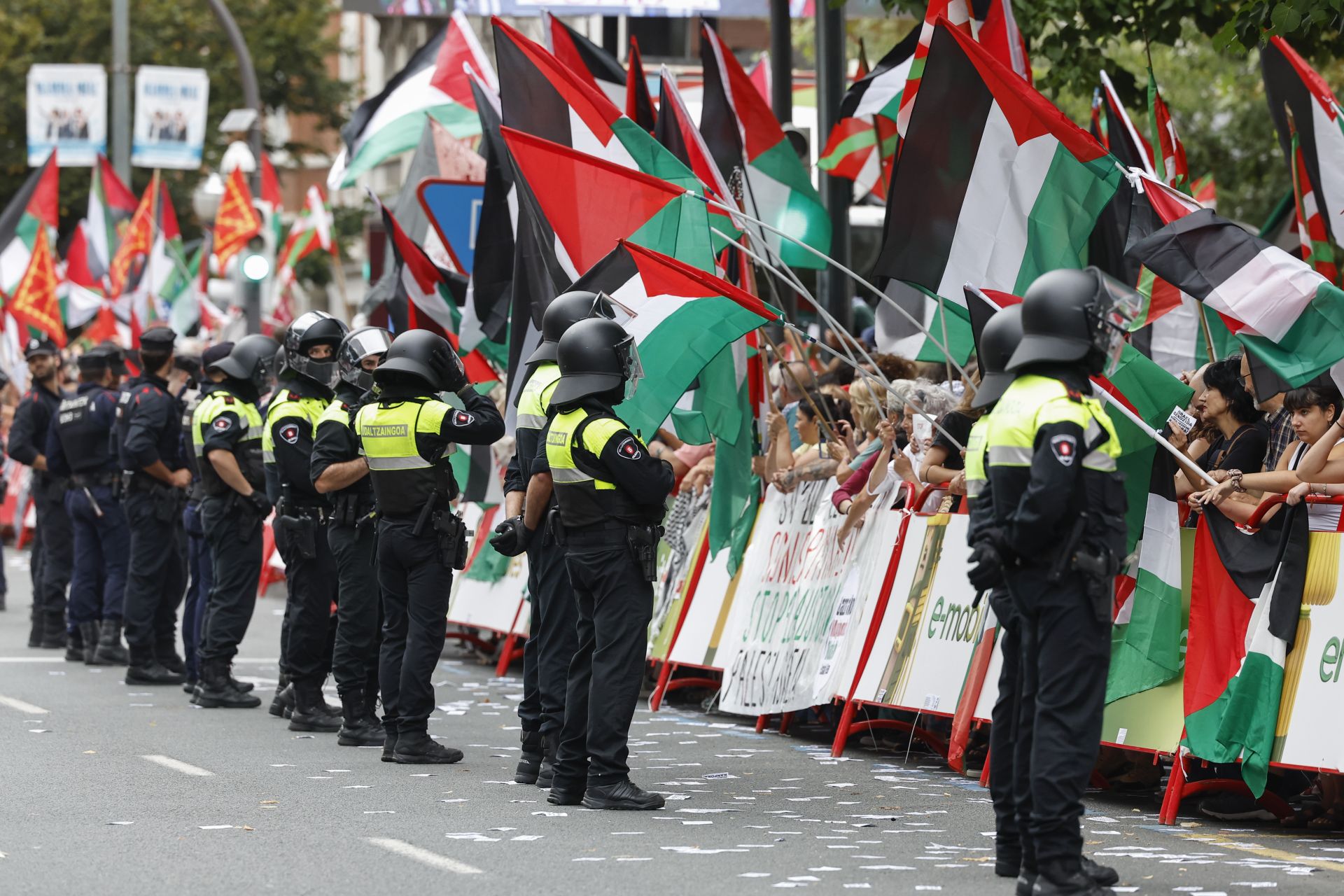 Las imágenes de las protestas propalestinas que han obligado a adelantar el final de una etapa en La Vuelta