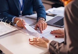 Firma de un contrato hipotecario.