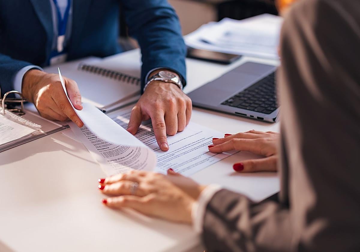 Firma de un contrato hipotecario.