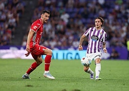 Xavi Moreno lanza un pase en el último partido ante el Córdoba.