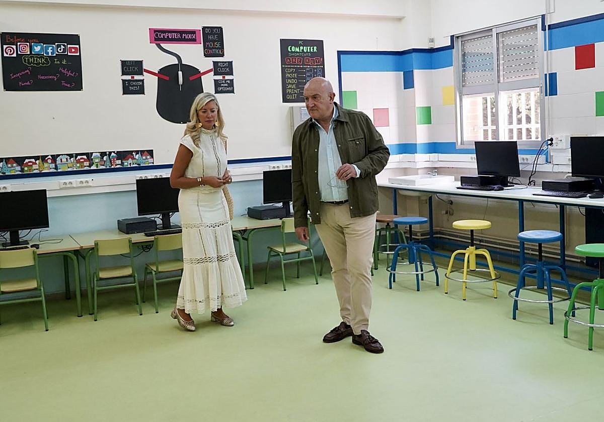 El alcalde, Jesús Julio Carnero, y la concejala de Educación, Irene Carvajal, este miércoles en una visita al colegio Ignacio Martín Baró para conocer de primera mano los trabajos.