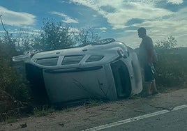 El coche, en la cuneta.