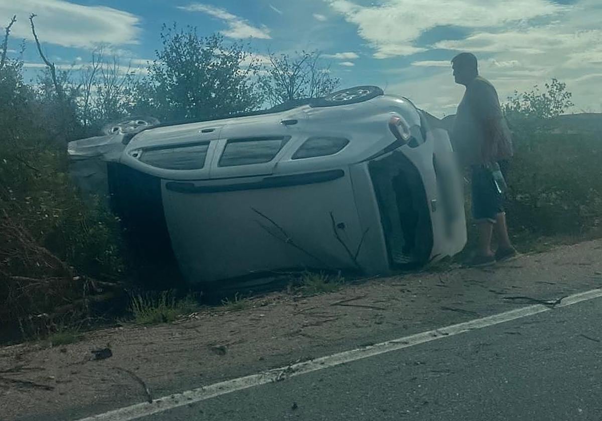 El coche, en la cuneta.