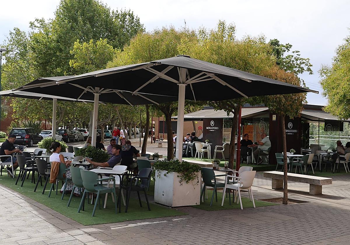 Imagen principal - Un mojito &#039;rojo&#039; para inaugurar las fiestas de Valladolid