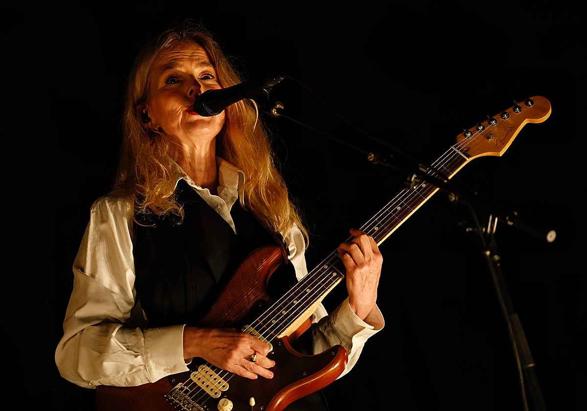 Cristina Rosenvinge llena la Plaza Mayor con su pop lírico