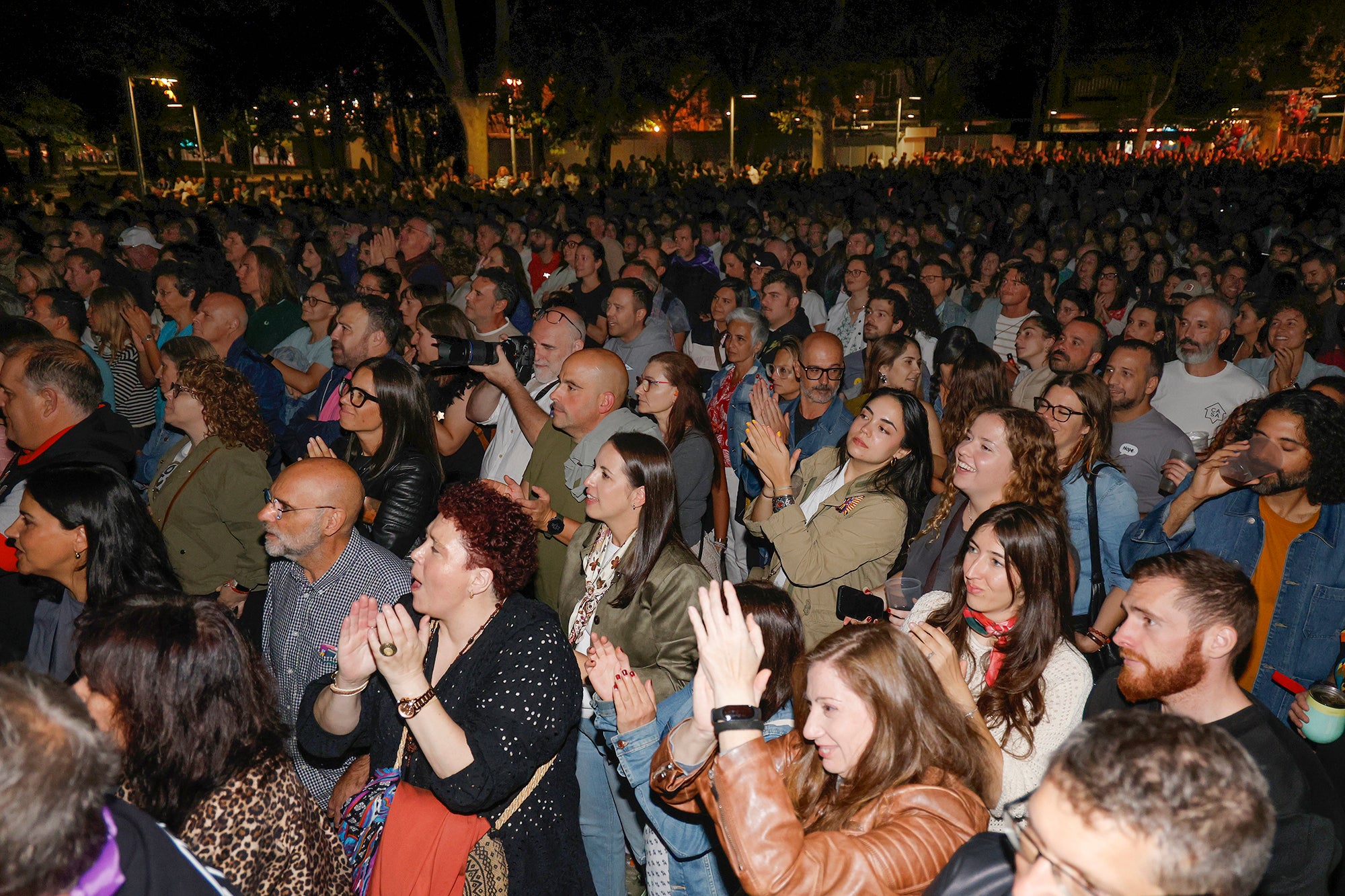 Iván Ferreiro llena el parque del Salón con distintas generaciones de palentinos