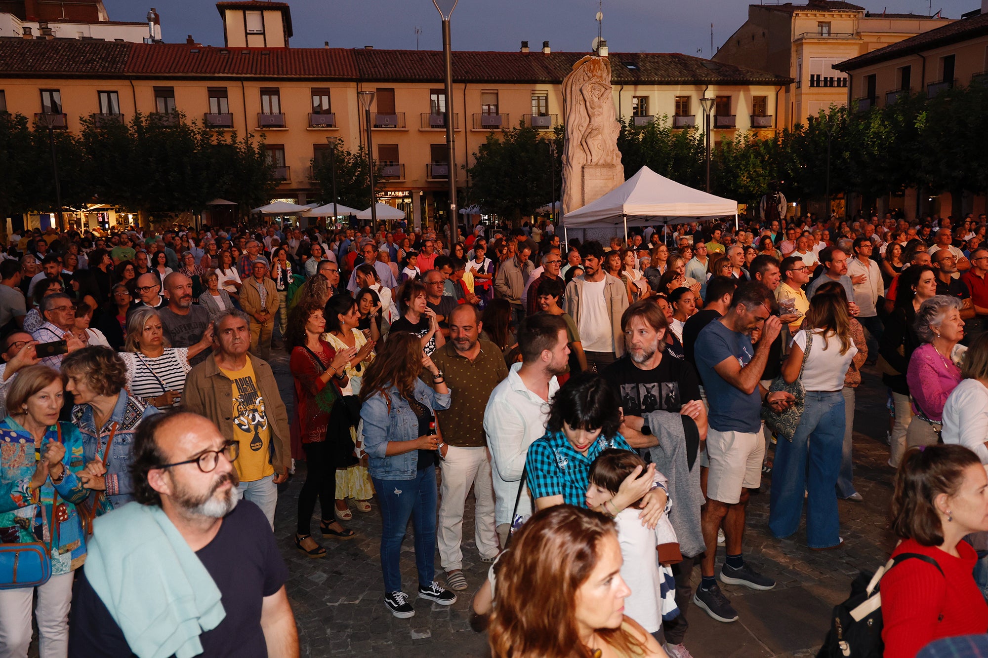 Cristina Rosenvinge llena la Plaza Mayor con su pop lírico