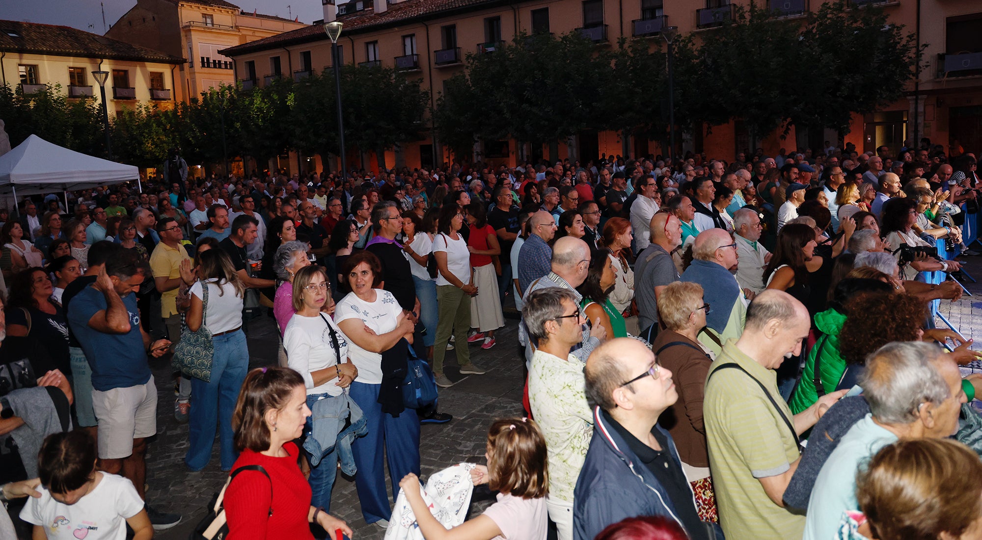Cristina Rosenvinge llena la Plaza Mayor con su pop lírico