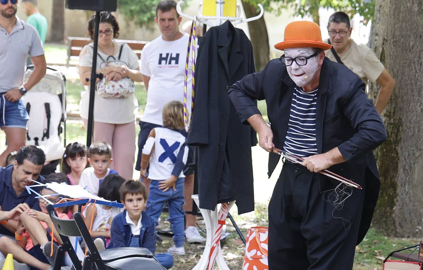 Así es la Muestra de Artistas de Calle por los barrios de Palencia