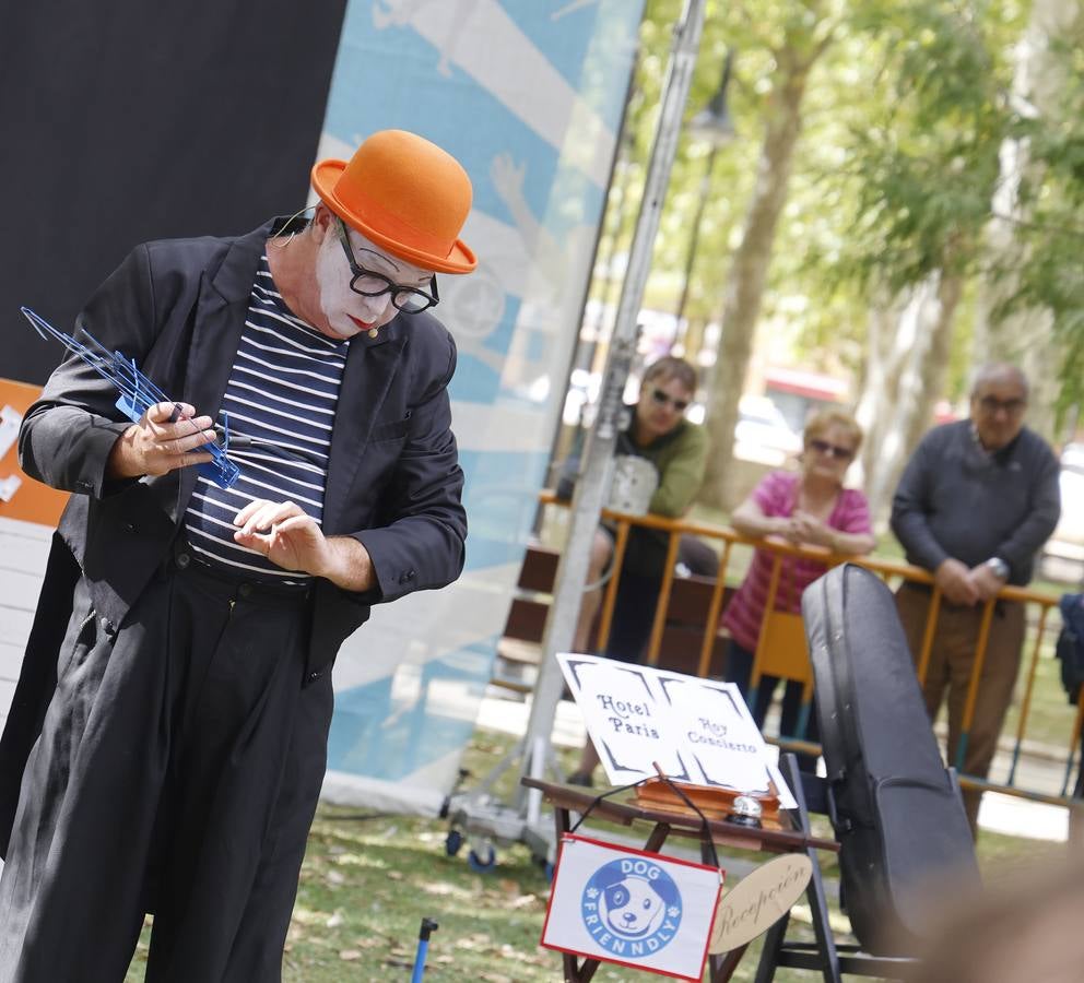 Así es la Muestra de Artistas de Calle por los barrios de Palencia