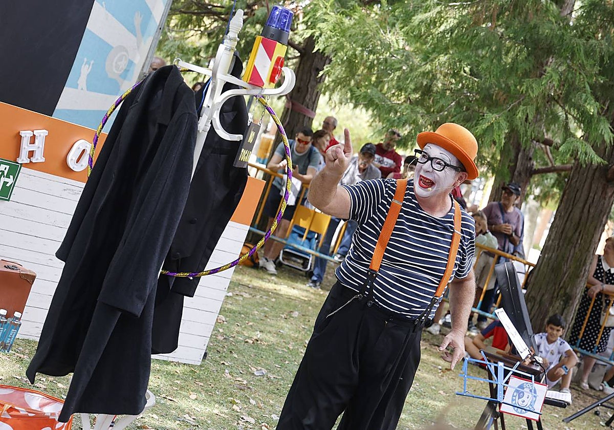 Así es la Muestra de Artistas de Calle por los barrios de Palencia