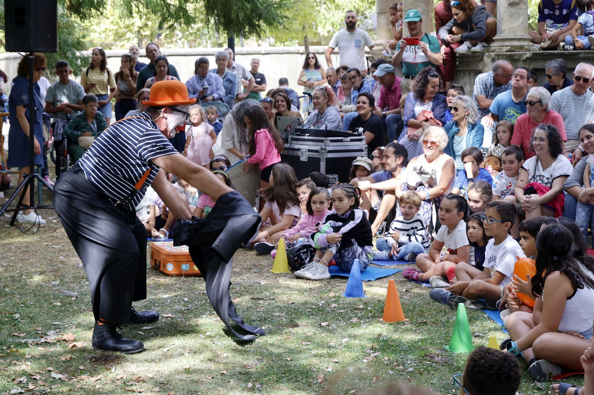 Así es la Muestra de Artistas de Calle por los barrios de Palencia