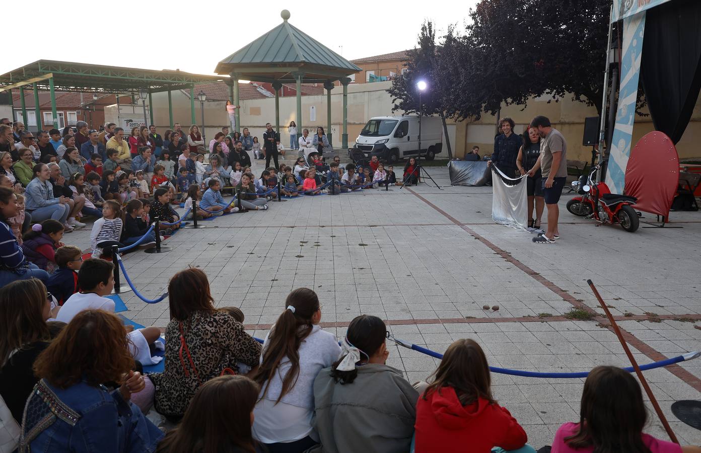 Así es la Muestra de Artistas de Calle por los barrios de Palencia
