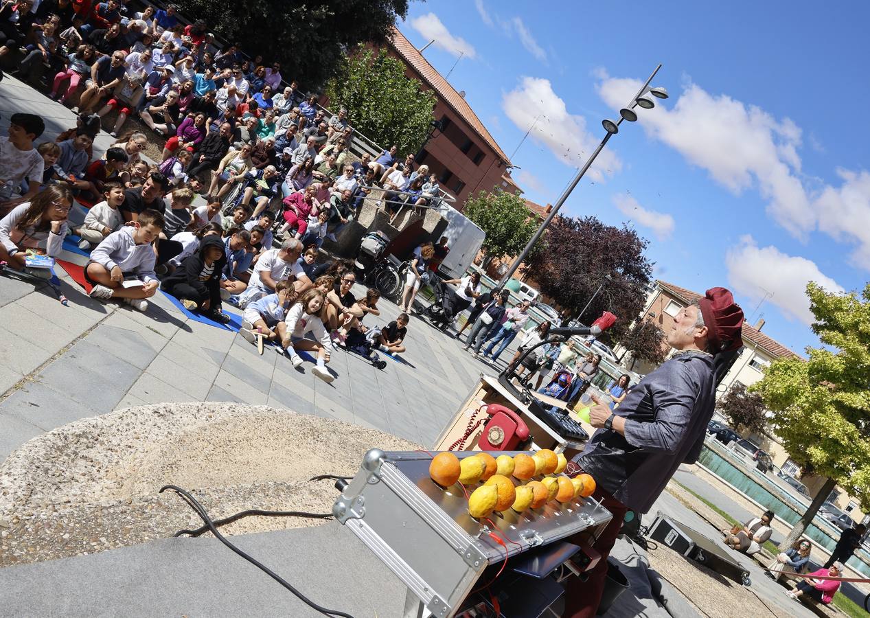 Así es la Muestra de Artistas de Calle por los barrios de Palencia