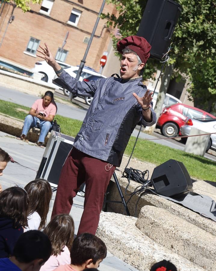 Así es la Muestra de Artistas de Calle por los barrios de Palencia