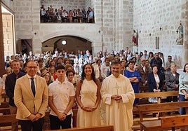 El párroco Adam Sudol, junto al alcalde de Fombellida, Víctor Alonso, y los reyes de las fiestas tras la misa de San Antolín.