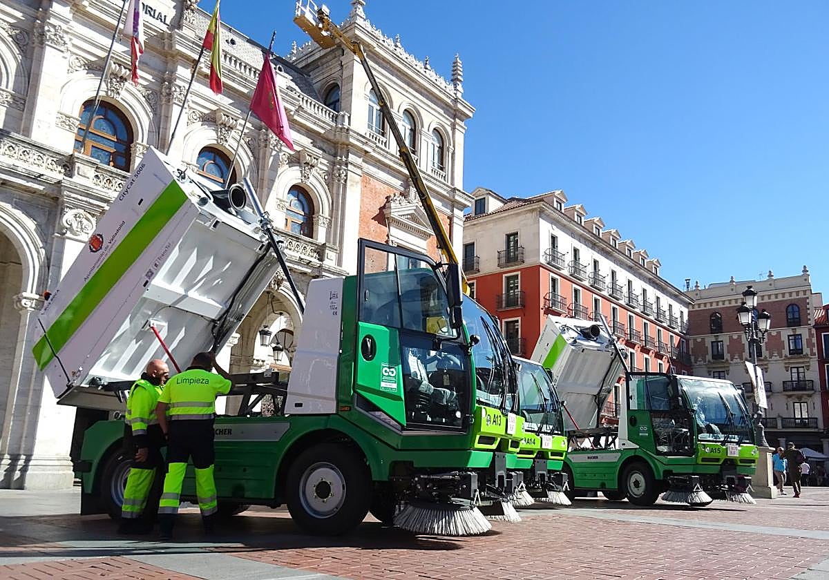 Las tres nuevas barredoras que se han incorporado a la flota del Servicio de Limpieza.