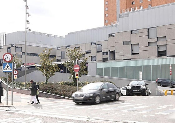 Acceso al Hospital Universitario Río Hortega, con el cartel de entrada a Urgencias.