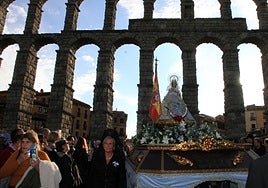 Procesión de bajada de la Virgen de la Fuencisla a su santuario a su paso por el Acueducto.