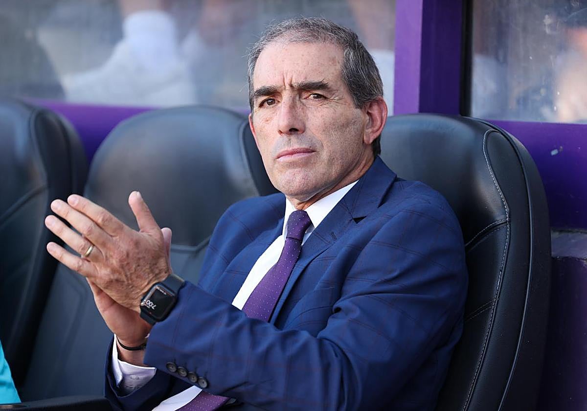Guillermo Almada, en el banquillo durante el último Real Valladolid-Córdoba