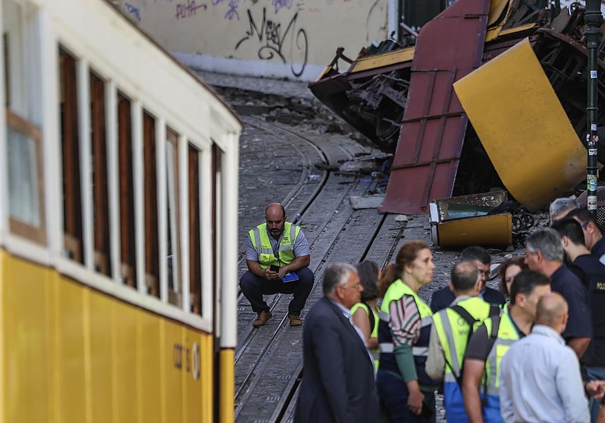 Servicios de rescate ante el elevador siniestrado.