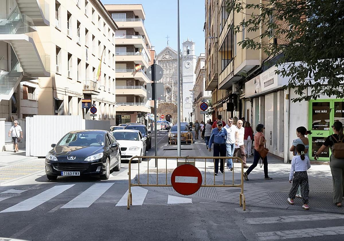 Los vehículos circulan por la calle Felipe II en un tramo que hasta este jueves era dirección prohibida.