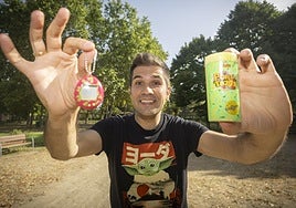 El humorista Sergio Encinas con un Tamagotchi y un Porta Tazos.