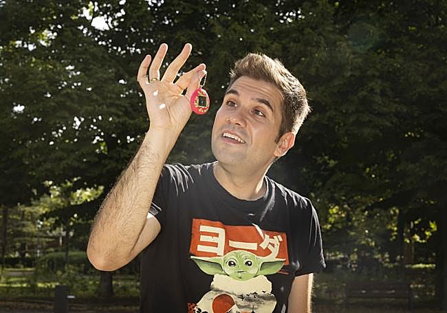 El humorista Sergio Encinas con un Tamagotchi.