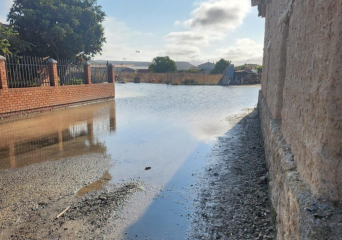 Un nuevo reventón en el canal del Riaza ha anegado este jueves Valbuena de Duero.